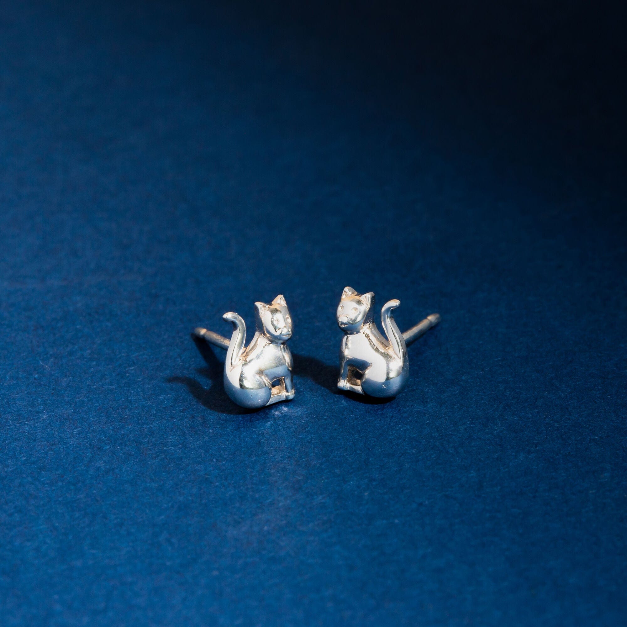 Boma Jewelry Sitting Cat Studs